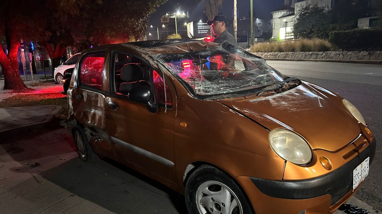 Vuelca vehículo tras choque en cruce de Madero y Platón Sánchez