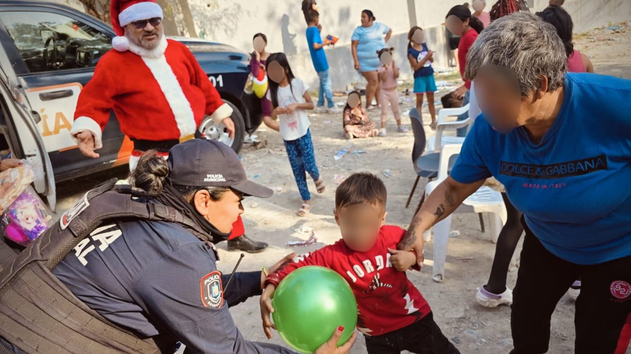 Oficiales de Guadalupe llevan la Navidad colonia El Ranchito
