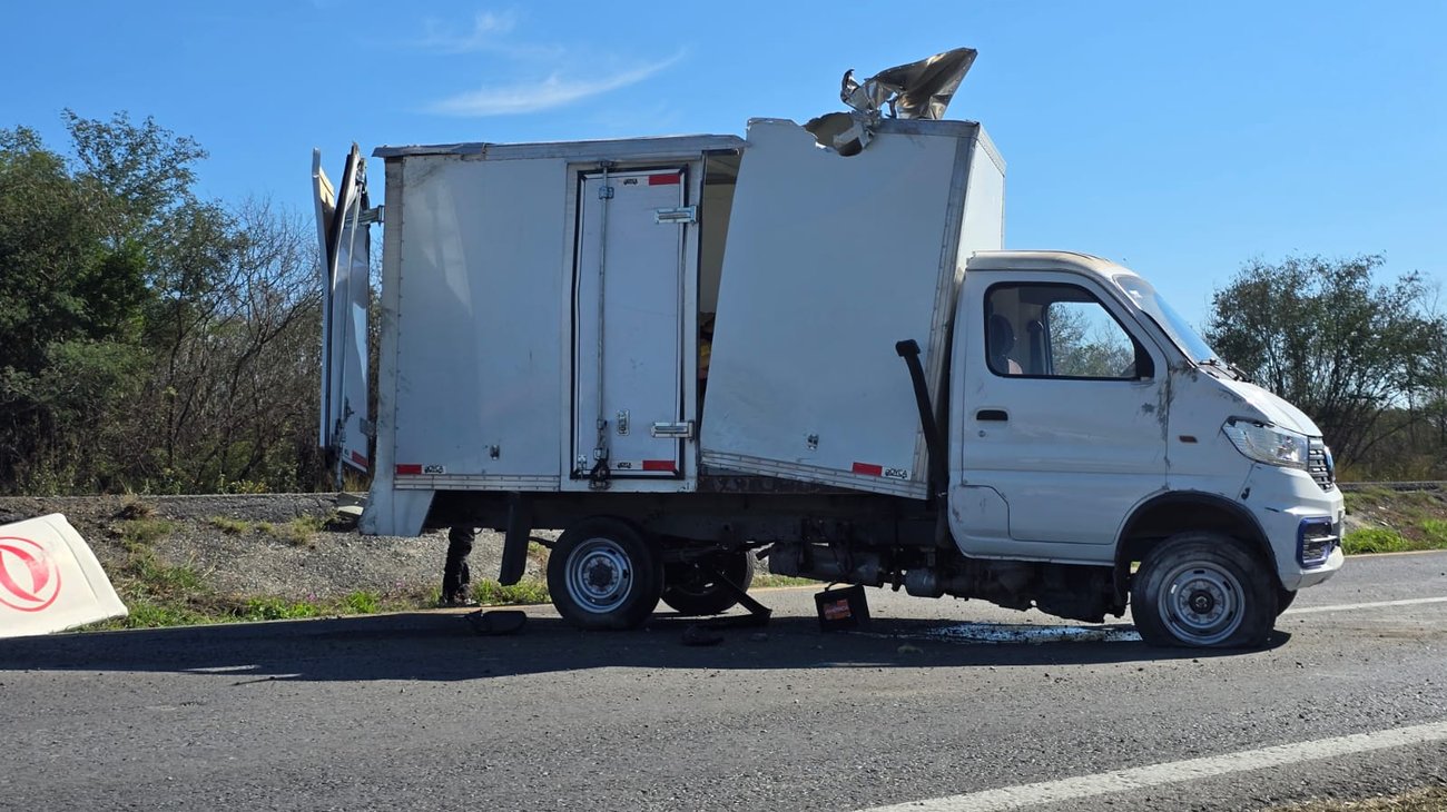 Vuelca camioneta de mensajería en Montemorelos