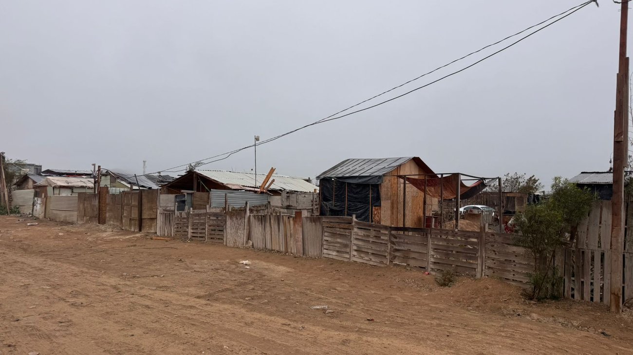 Vecinos enfrentan bajas temperaturas con fogatas Frente Frío 25