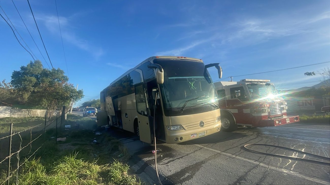 Se incendia camión de pasajeros en Allende; no hubo lesionados