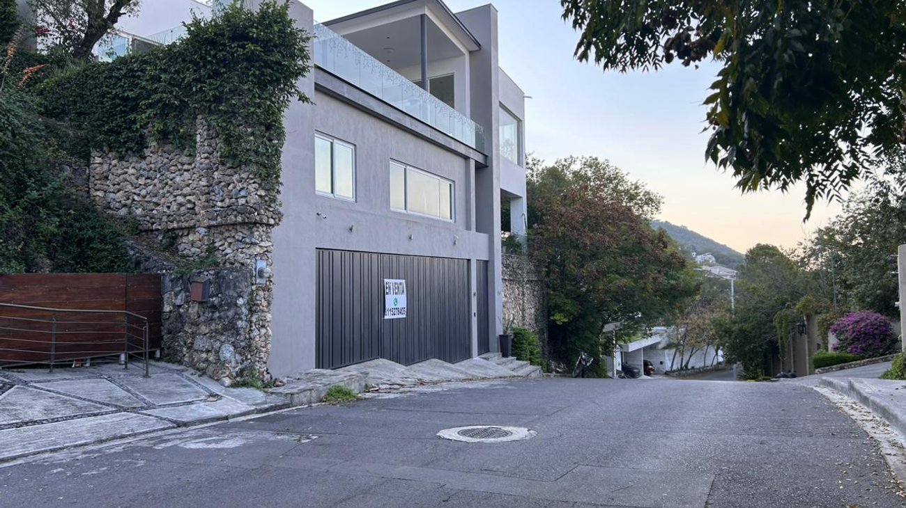 Rescatan a bebé de un año atrapado en elevador en San Pedro