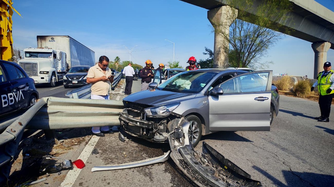 Choque provoca fuerte tráfico en Constitución