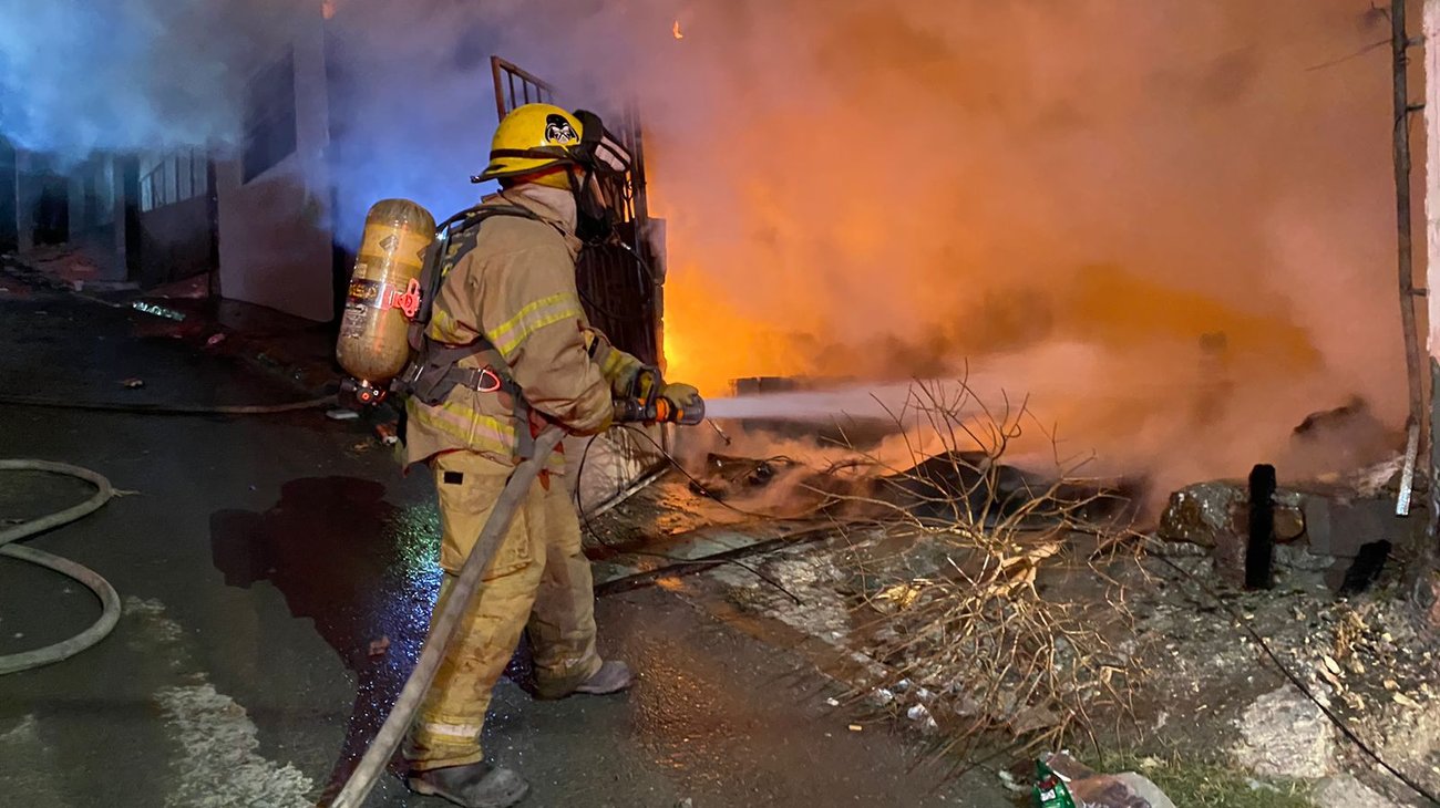 Incendio en casa abandonada alerta a vecinos de Ramos Arizpe 