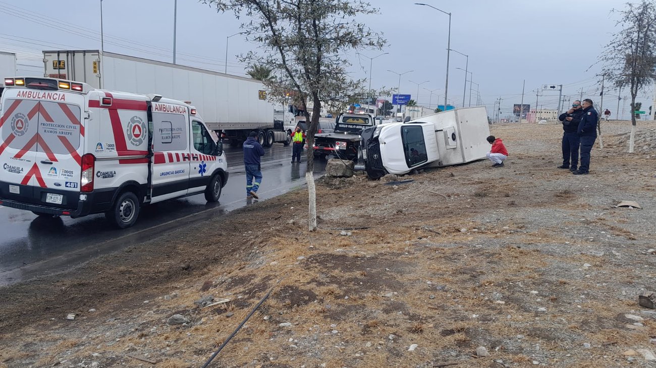 Camioneta derriba luminaria en bulevar Miguel Ramos Arizpe