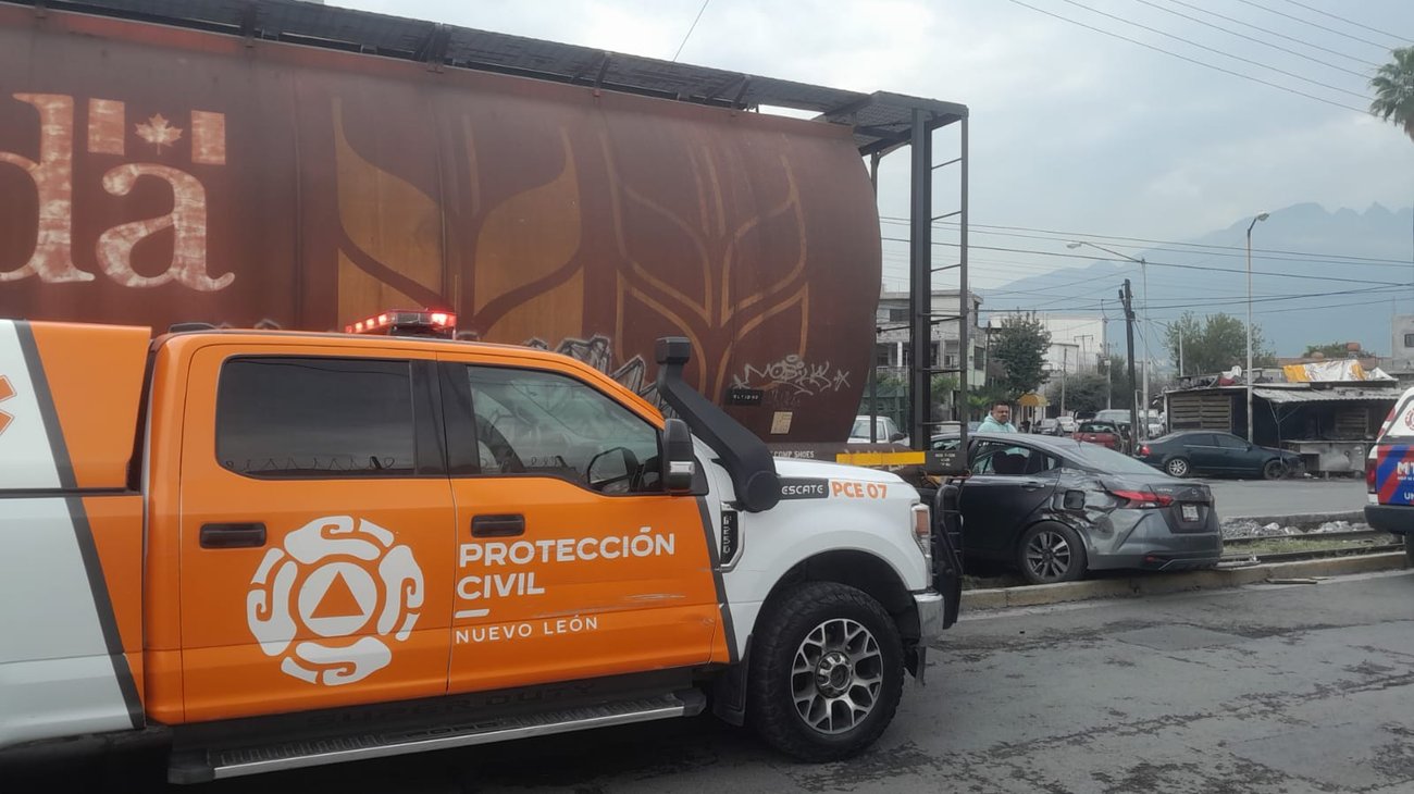 Ferrocarril impacta auto y deja mujer lesionada en Monterrey