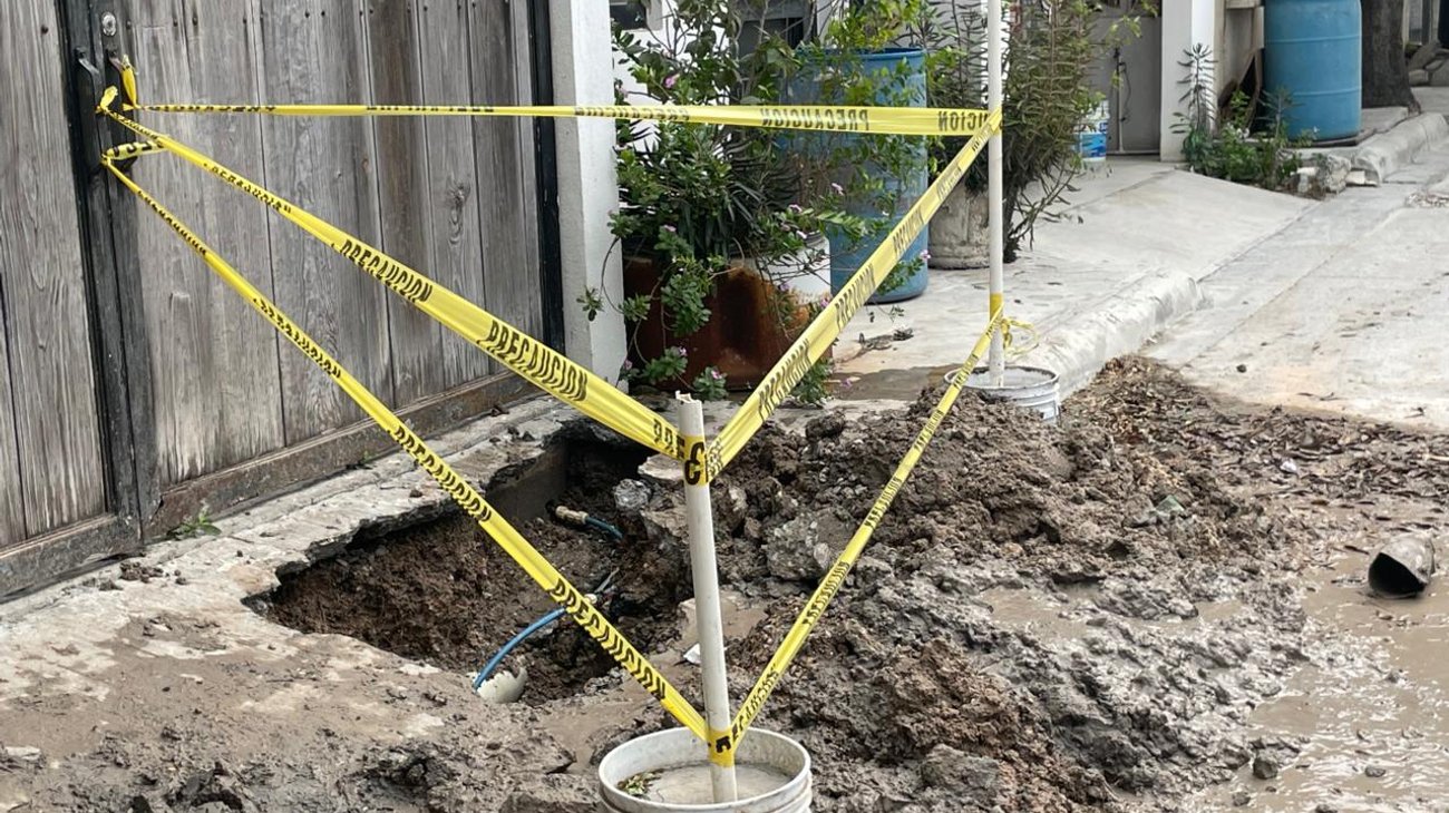 Fugas de agua y obras inconclusas amenazan a vecinos de Reynosa