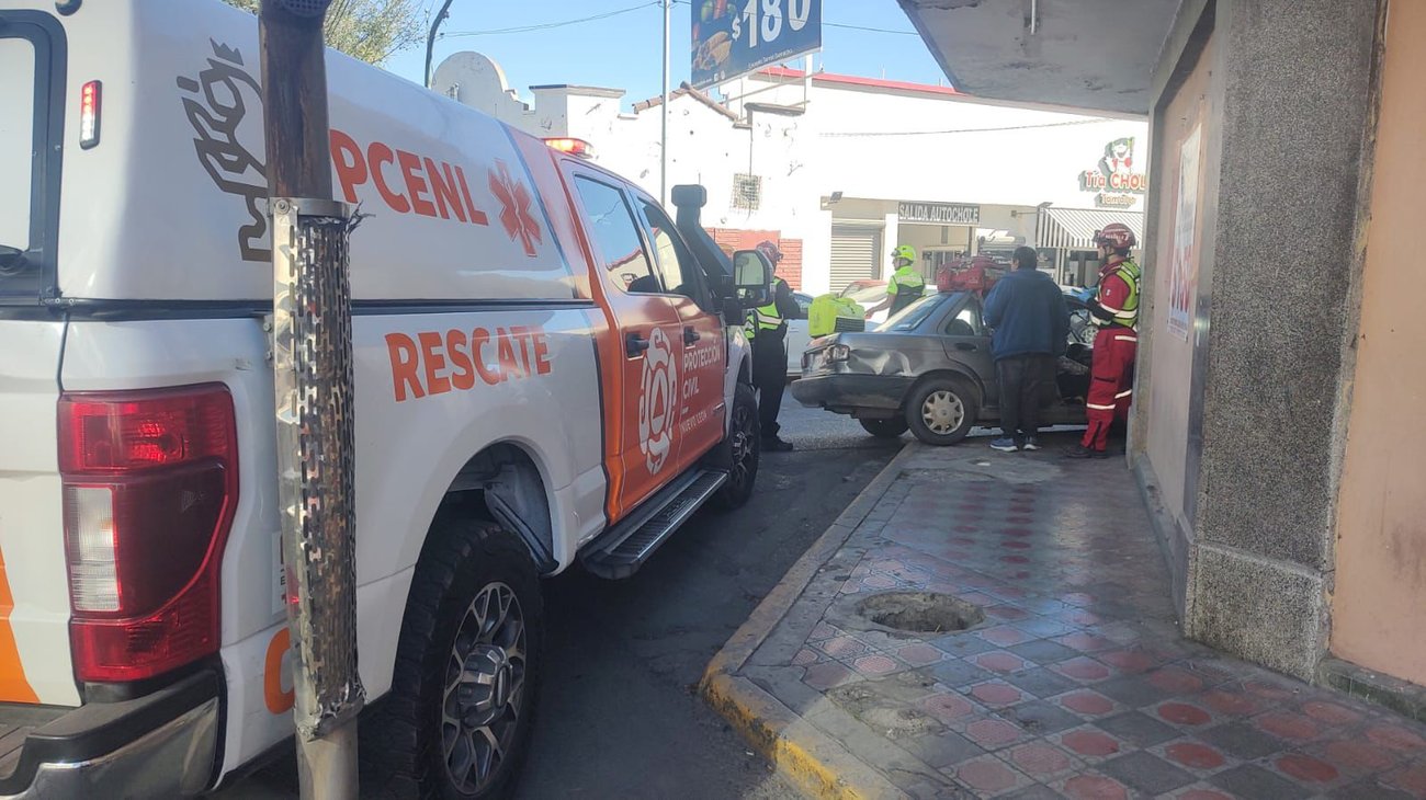 Choque deja mujer lesionada en el centro de Monterrey