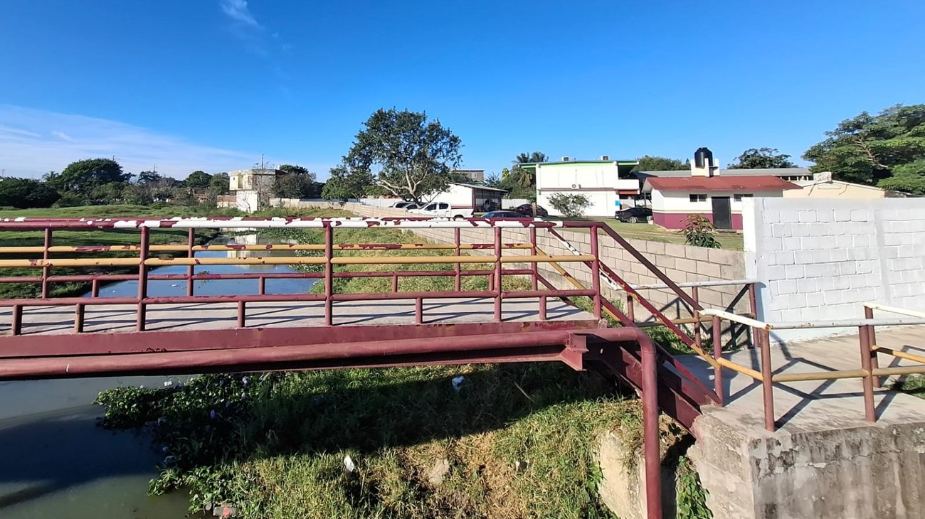 Canal pluvial con cocodrilos arriesga a estudiantes en Altamira