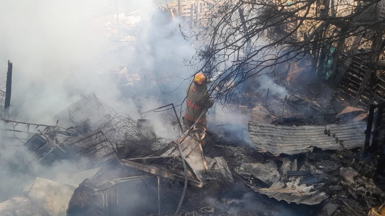 Incendio consume tejabanes en Paseo del Sabinal, Juárez