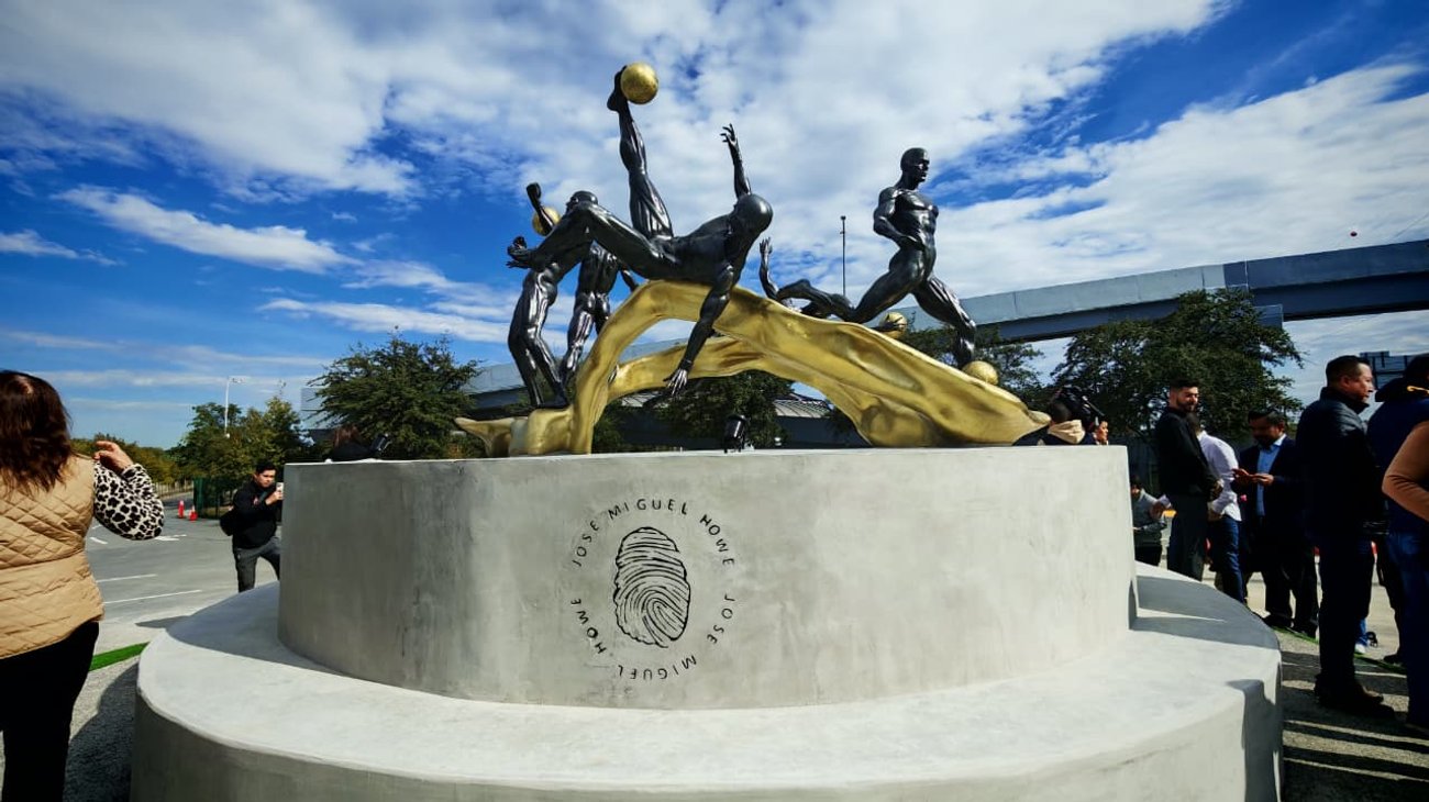 Develan estatua “Pasión Mundial” frente al Estadio Monterrey