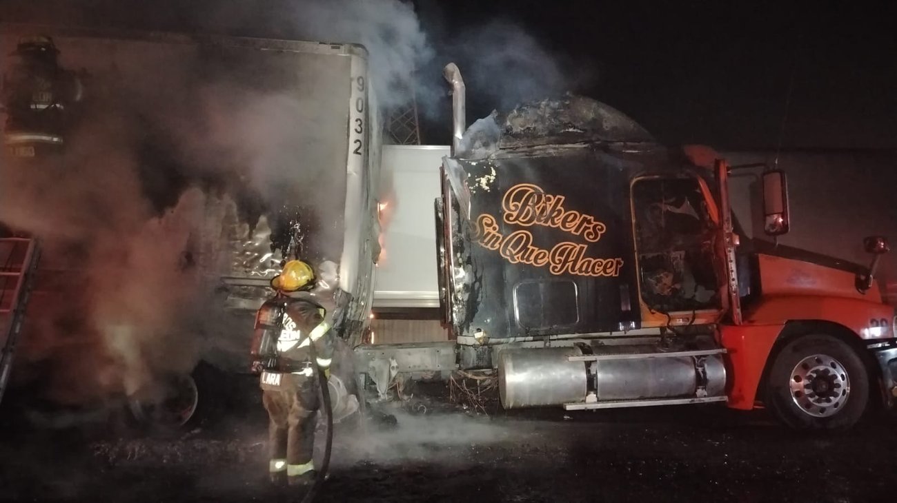 Incendio consume tractocamión en el Libramiento Noroeste, García