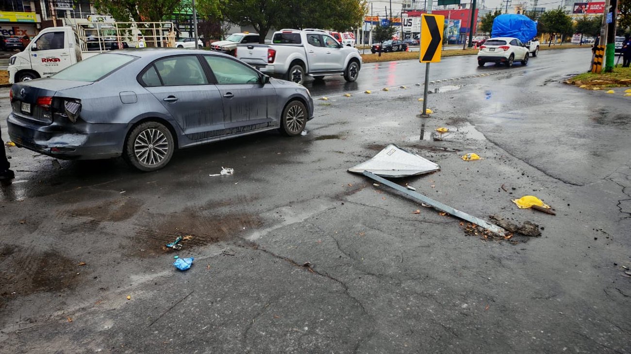 Accidente vehicular moviliza en avenida Revolución en Monterrey