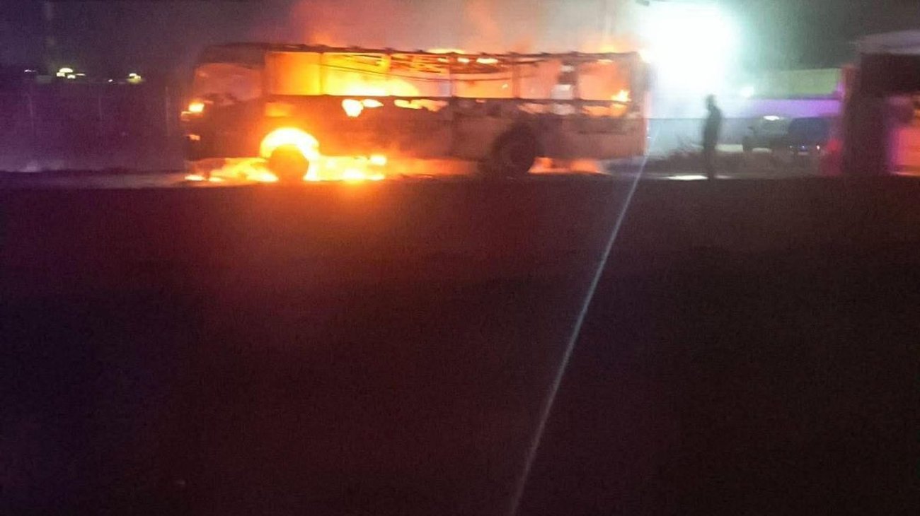 Se incendia camión urbano en carretera a Miguel Alemán