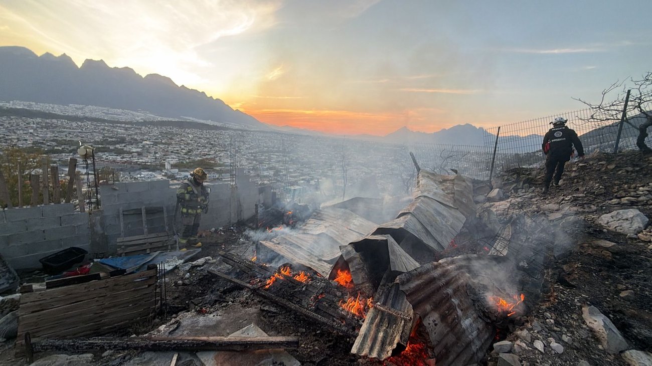 Bomberos sofocan incendio en tejaban en Monterrey