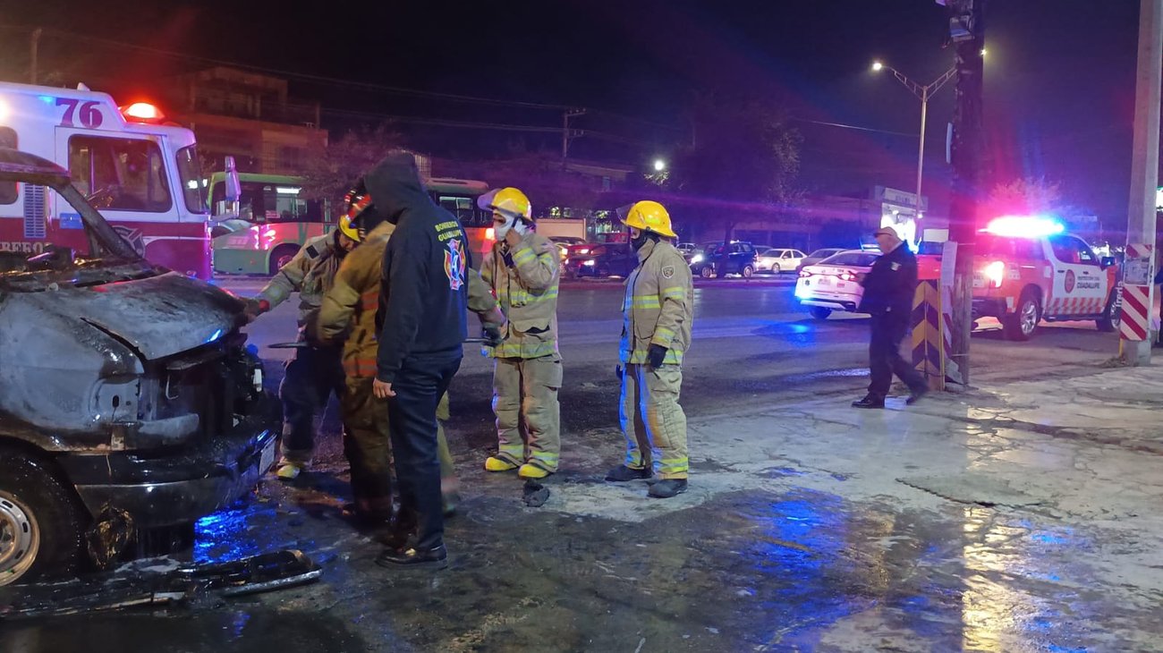 Camioneta tipo van se incendia en cruce vial de Guadalupe