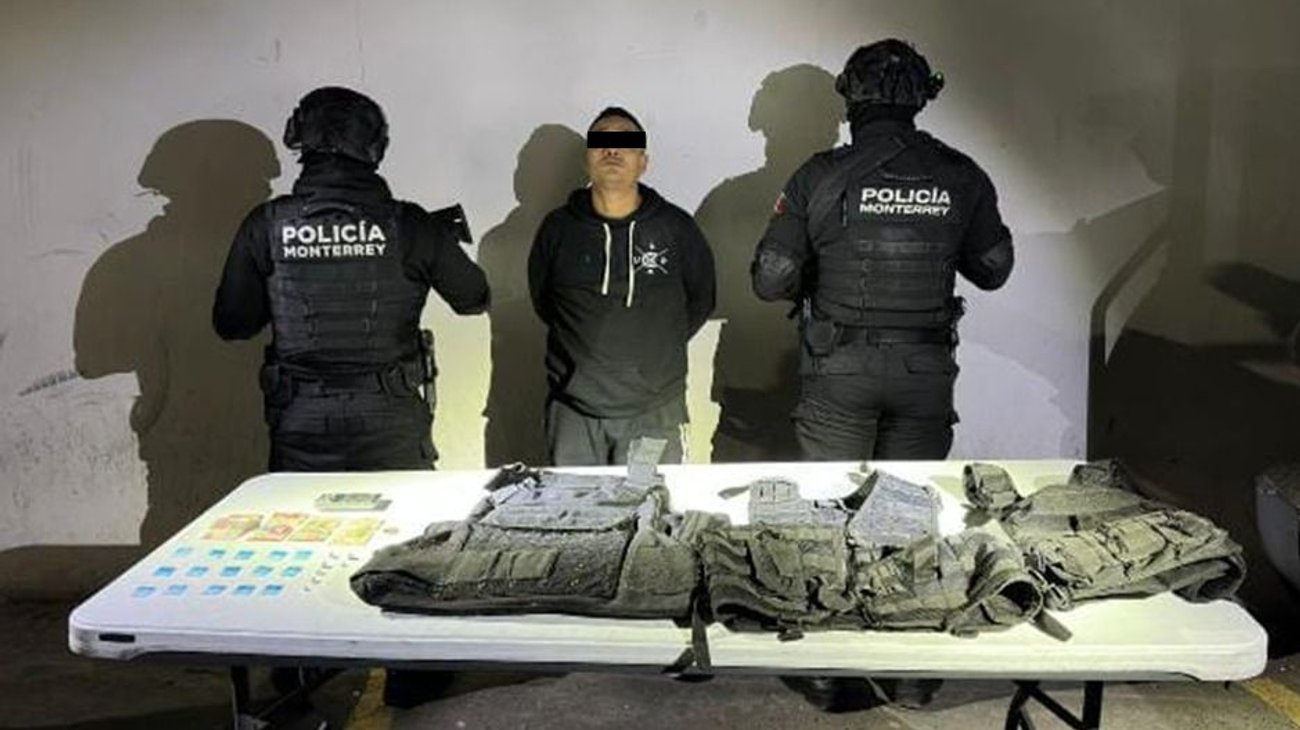 Detienen a hombre con droga y chalecos tácticos en Monterrey