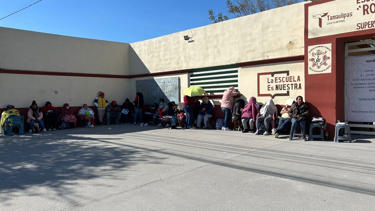 Adelantan inscripciones en secundarias de Reynosa y crean caos