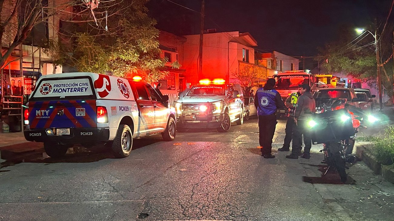 Incendio en bodega moviliza a cuerpos de emergencia en Monterrey