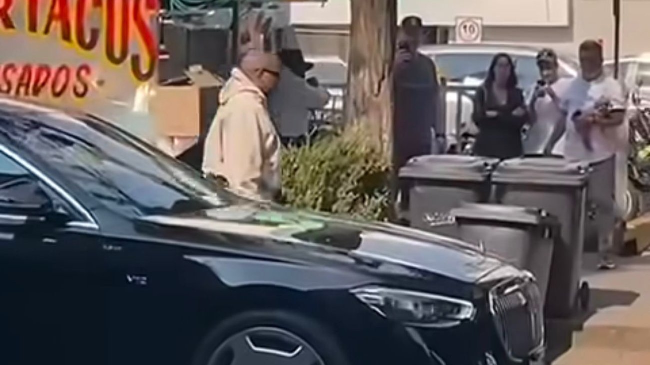 ¿Kanye West se detiene a un puesto de “Super Tacos” en CDMX? 