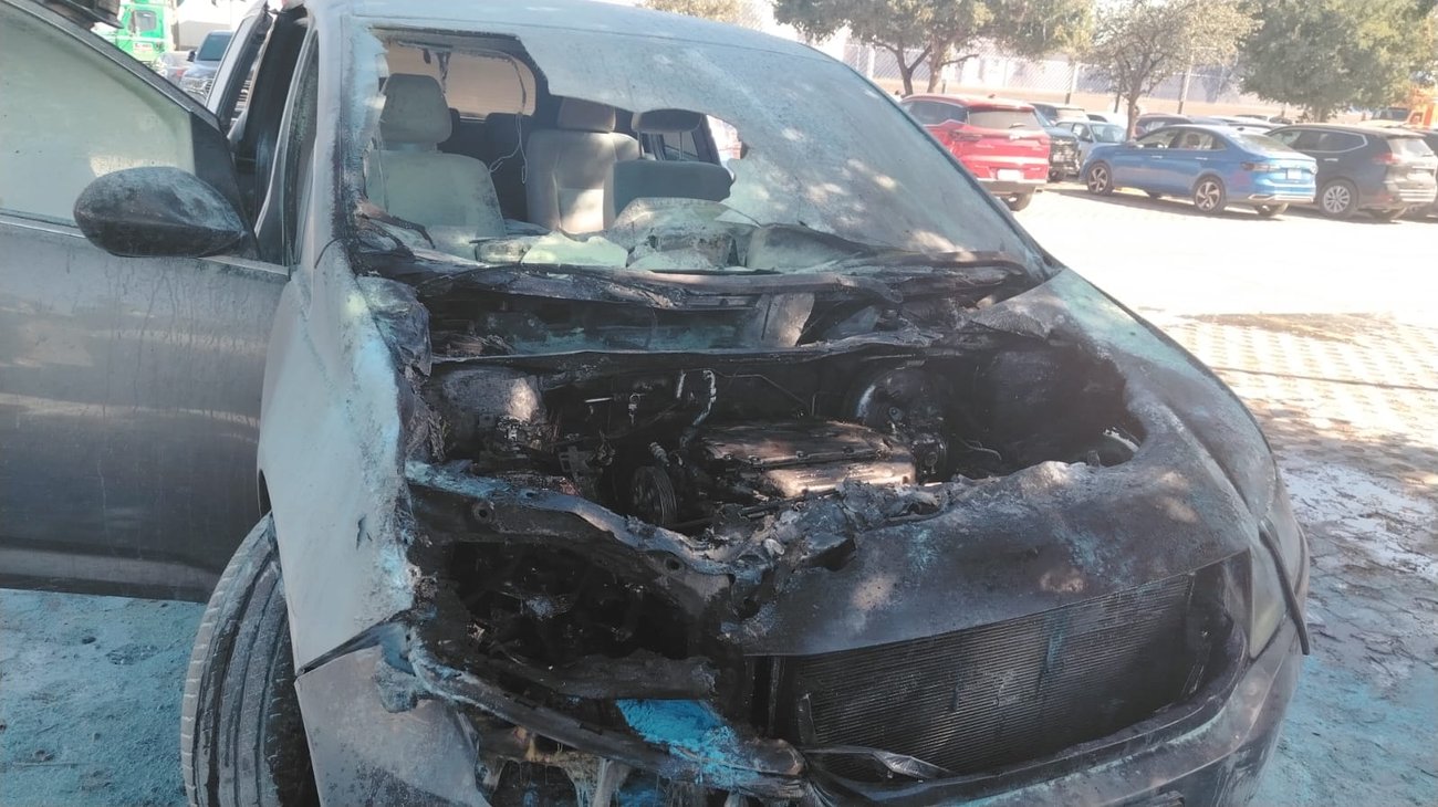 Incendio consume vehículo en estacionamiento de San Nicolás