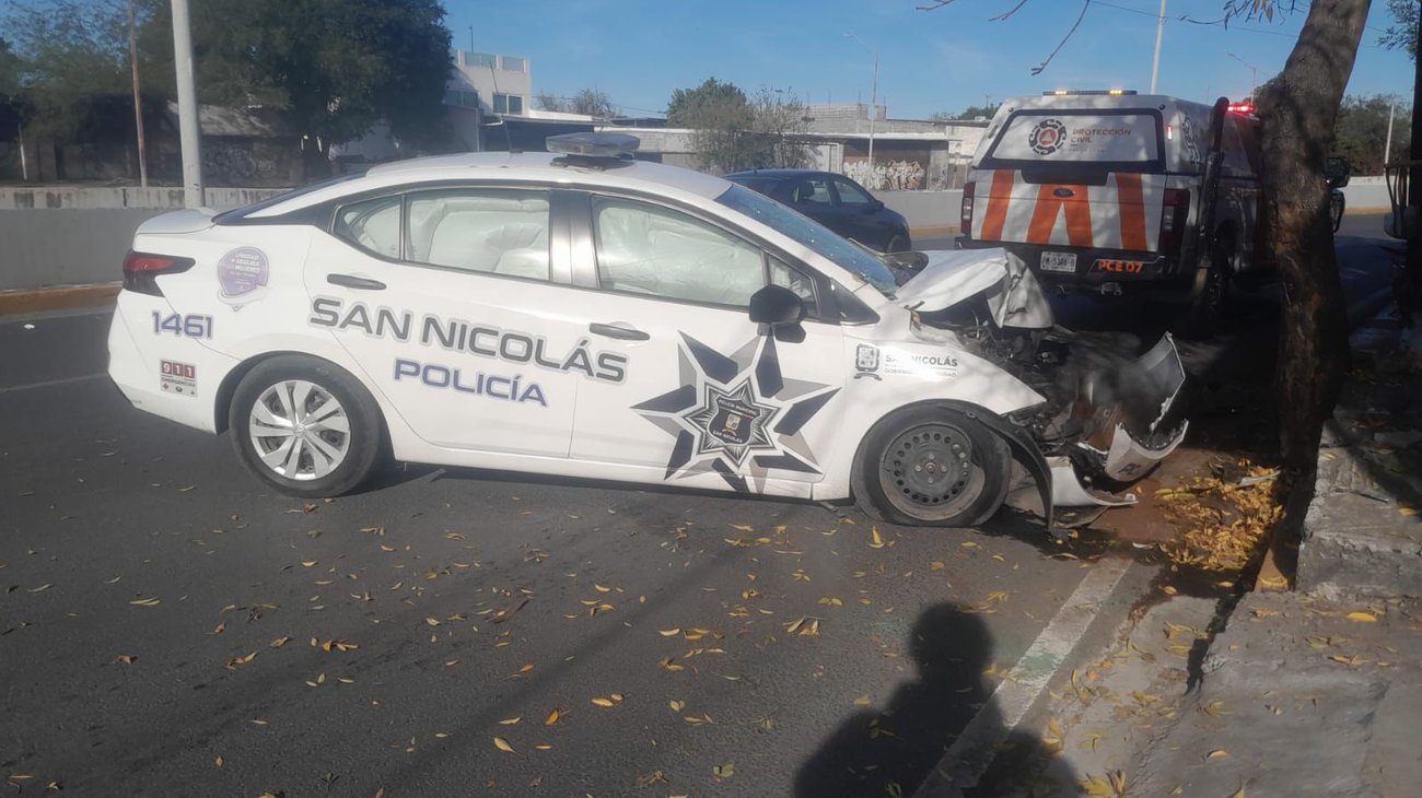 Unidad de policía se impacta contra un árbol en San Nicolás