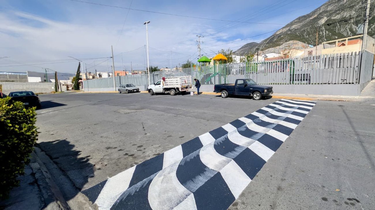 Santa Catarina implementa reductores y pasos peatonales en 3D