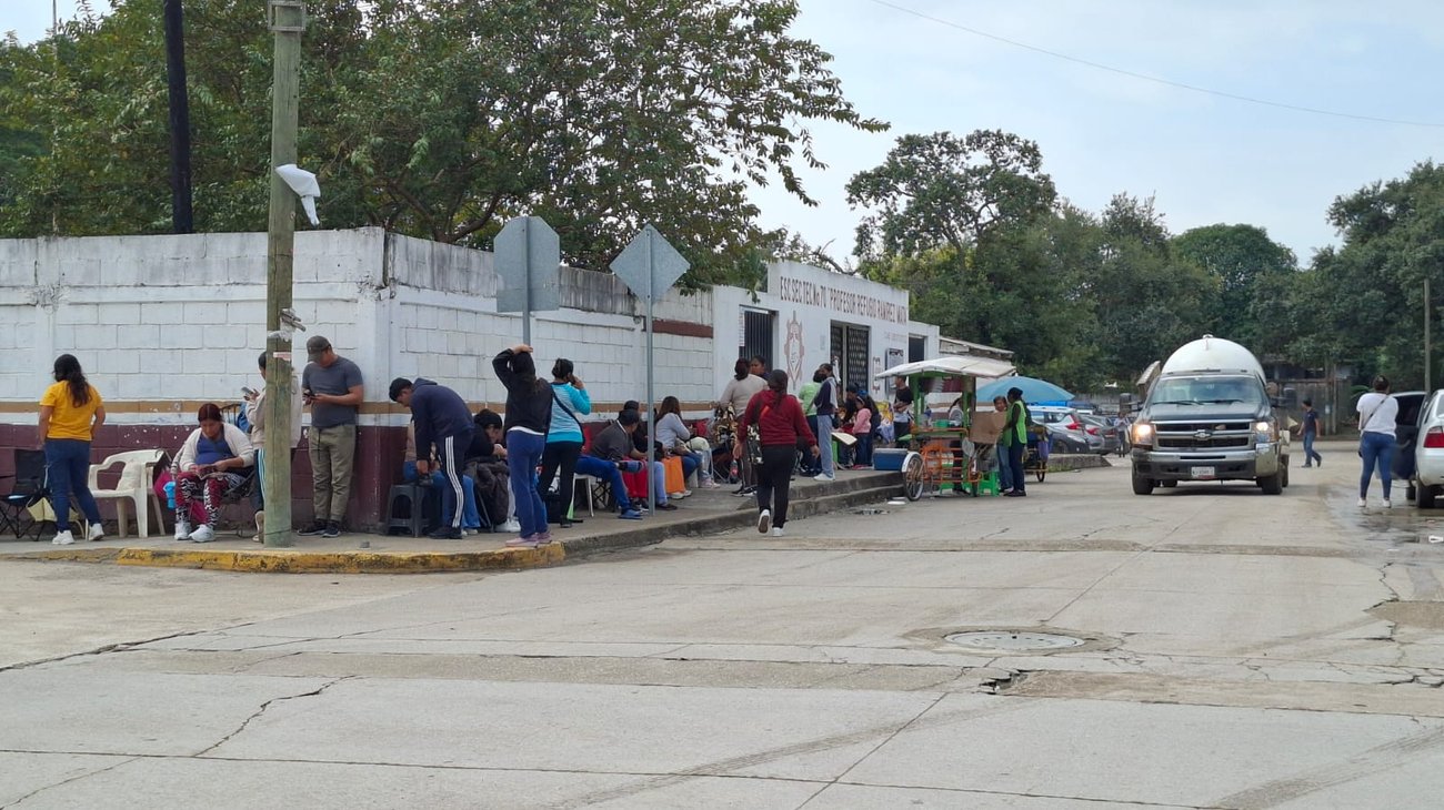 Padres hacen filas para asegurar turno matutino en Secundaria 70