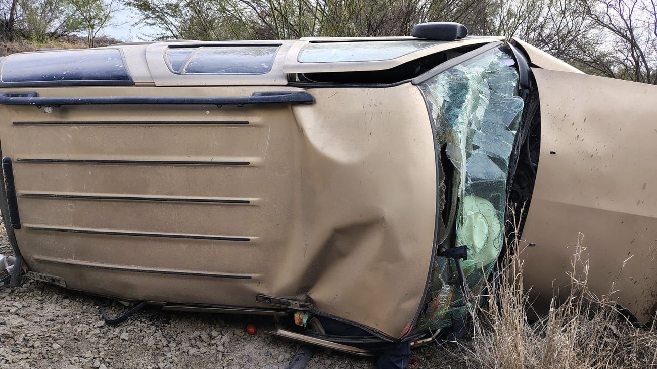 Volcadura en carretera China–Méndez deja dos muertos y lesionada