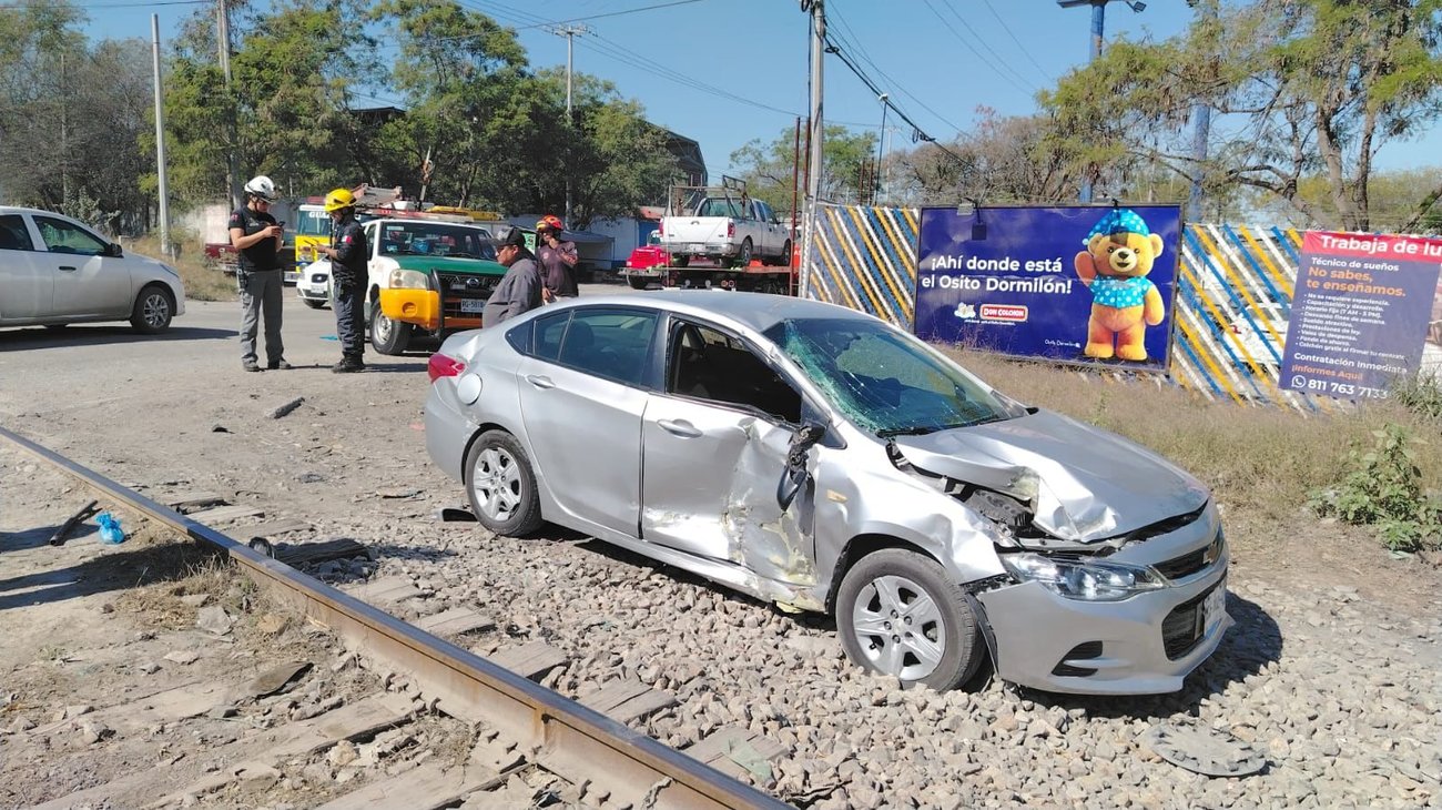 Tren impacta camioneta en Guadalupe; se reporta un lesionado