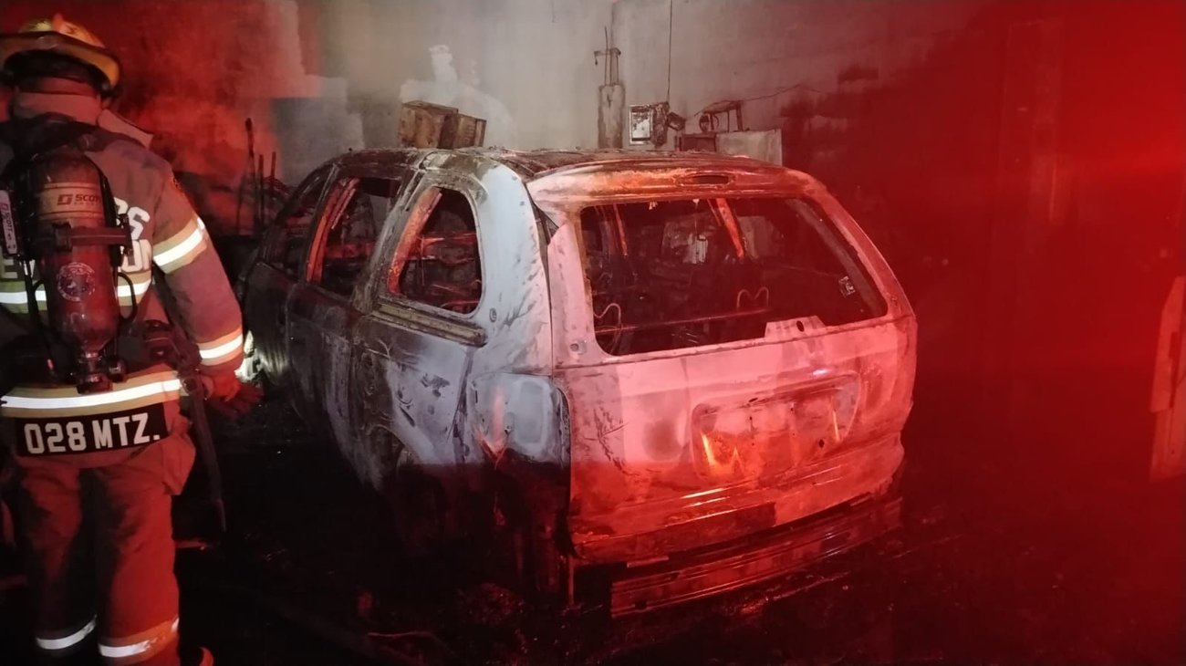 Incendio consume vehículo y montacarga en taller en Monterrey
