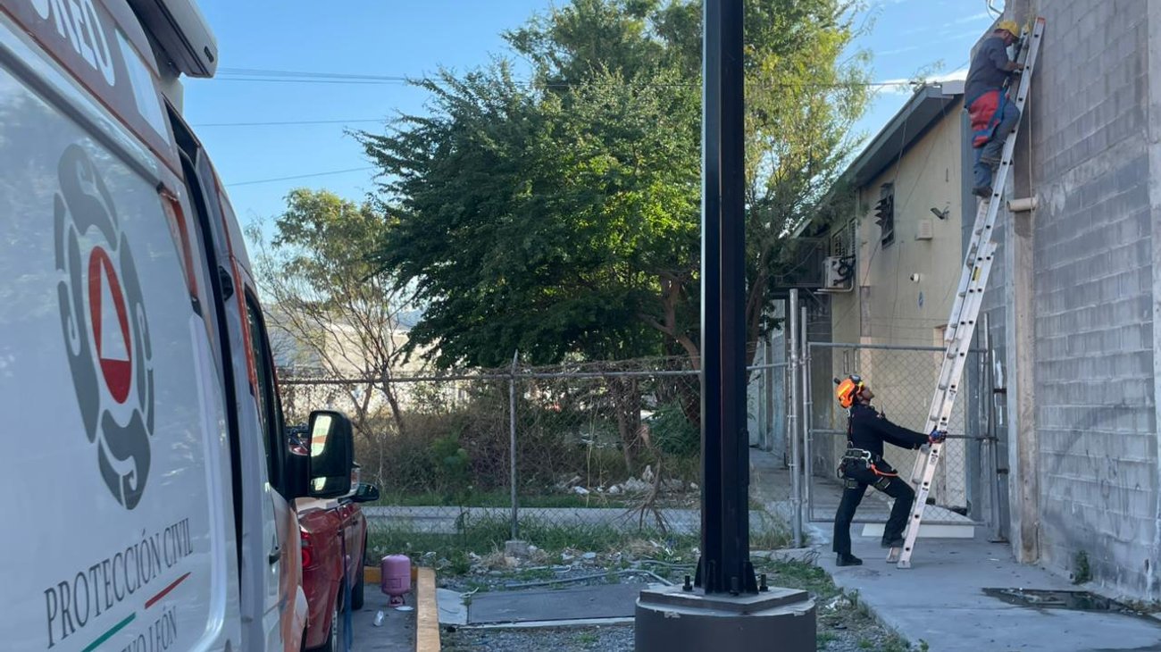 Trabajador cae de tinaco y lo rescatan en Monterrey