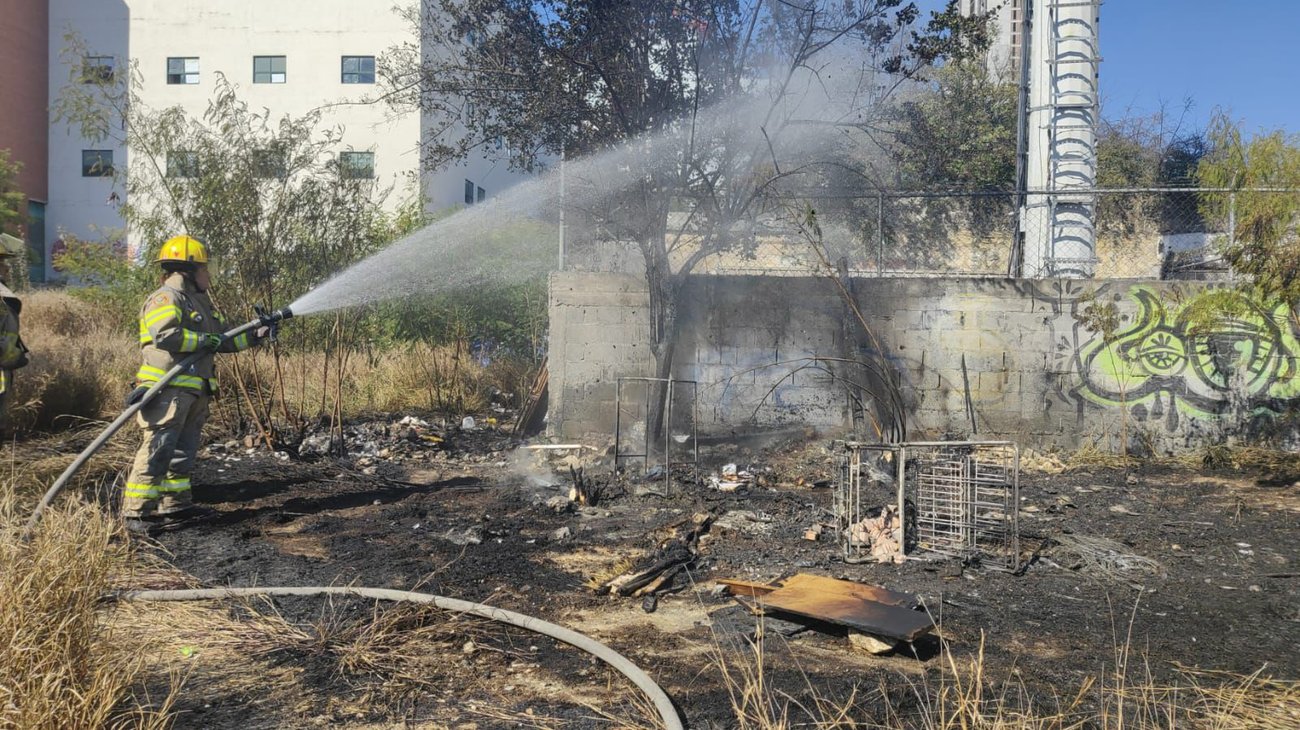 Sofocan incendio en terreno baldío en el Centro de Monterrey