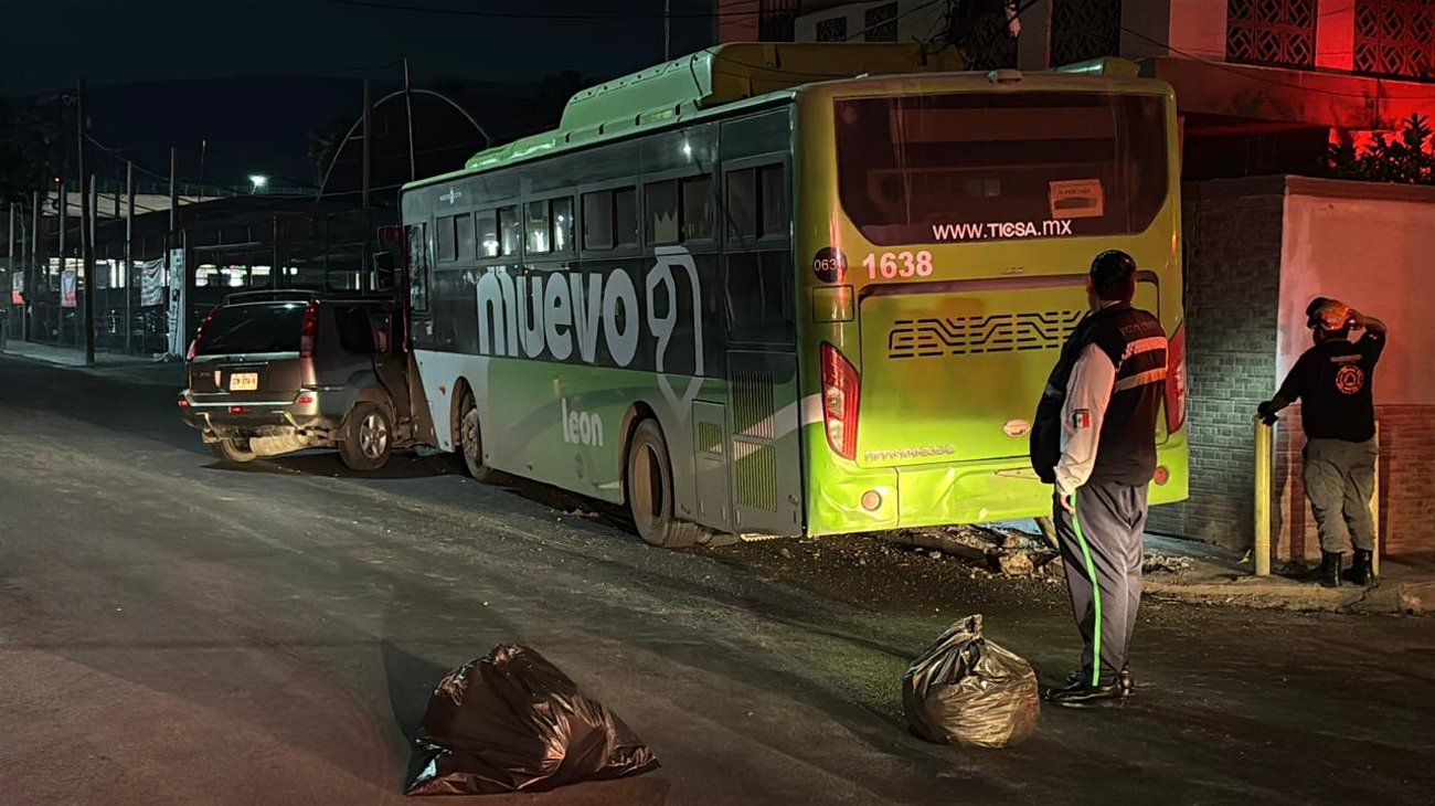 Choque de camión y camioneta deja tres lesionados en San Nicolás