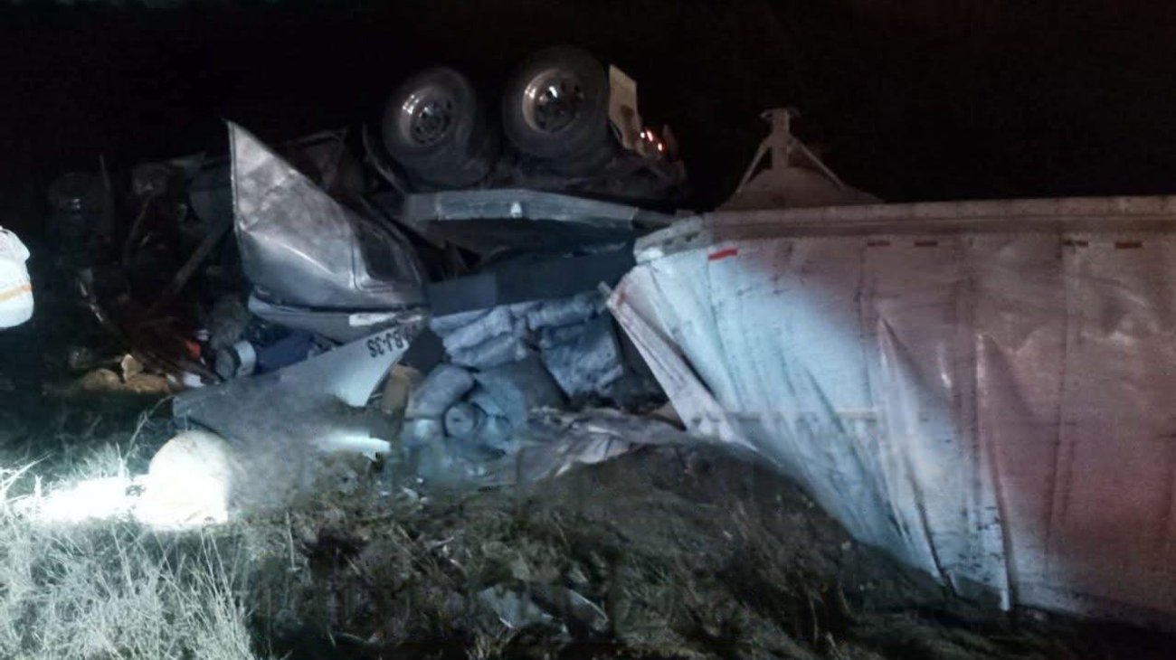 Muere operador de tráiler tras volcadura en el Anillo Periférico