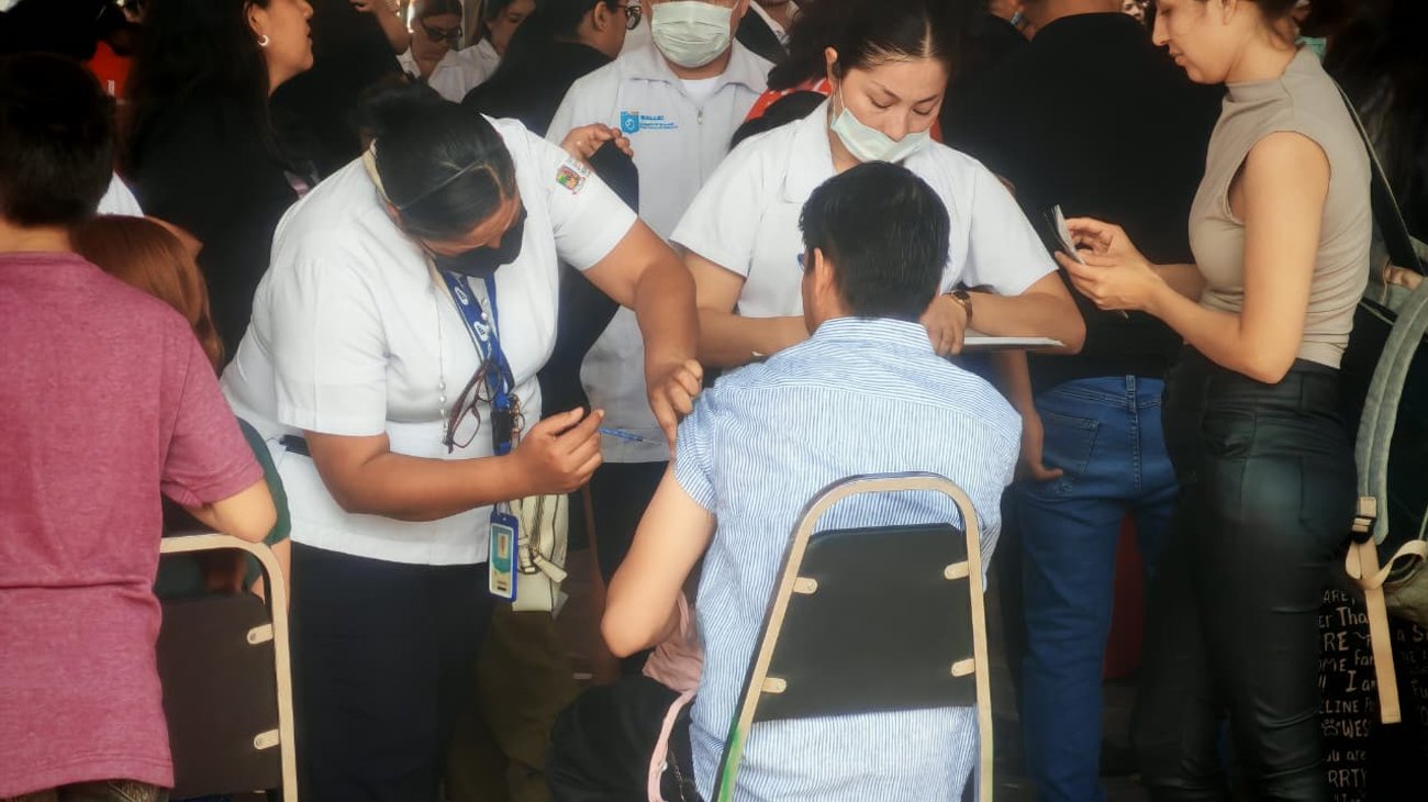 Acuden familias a Macrobrigada de vacunación contra el sarampión