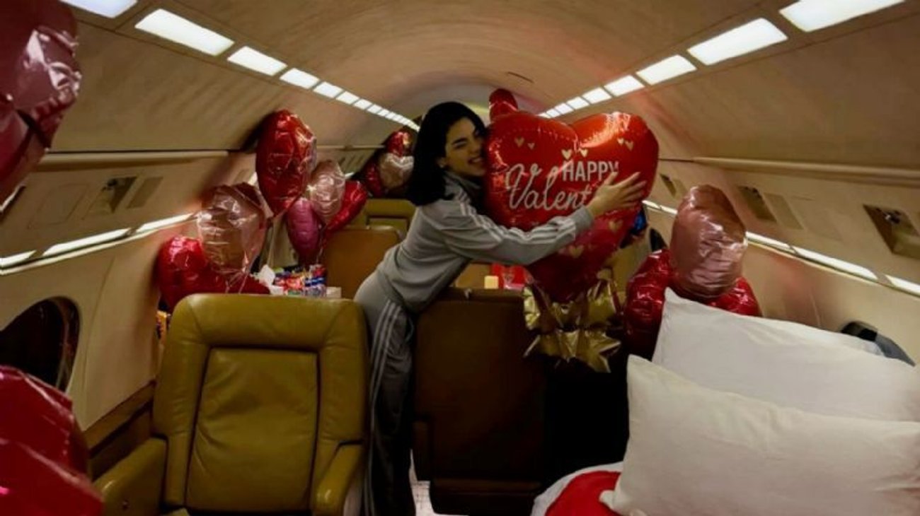 Peso Pluma sorprende a Kenia Os con lujosos regalos