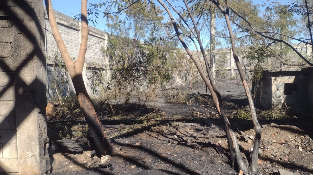 Incendio consume bodega abandonada en Escobedo