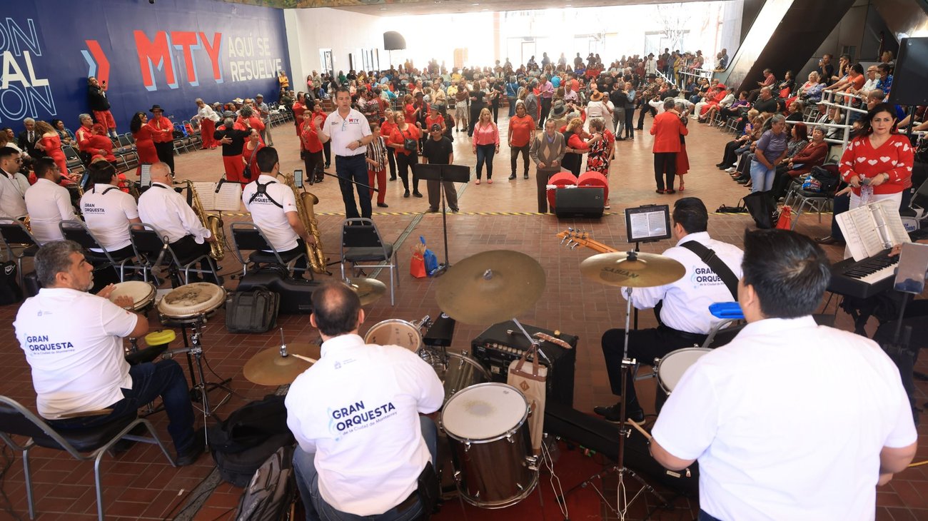 Adultos mayores celebran San Valentín en Monterrey