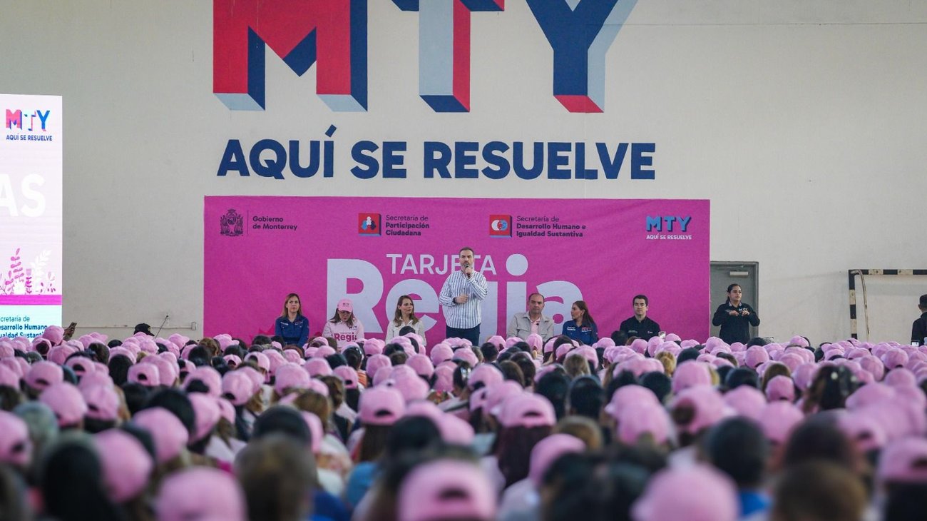 Entrega Adrián de la Garza mil 500 apoyos a mujeres regias