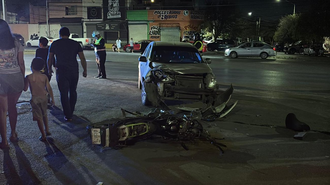 Quedan graves dos menores tras choque en motocicleta en Monterrey