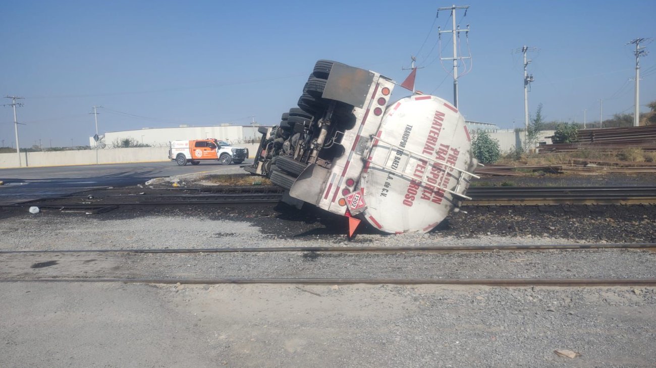 Chocan tren y pipa con 40 mil litros de diésel
