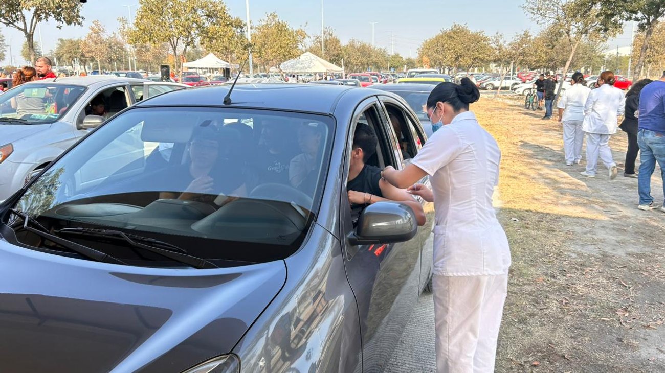 Familias acuden a jornada de vacunación en Guadalupe