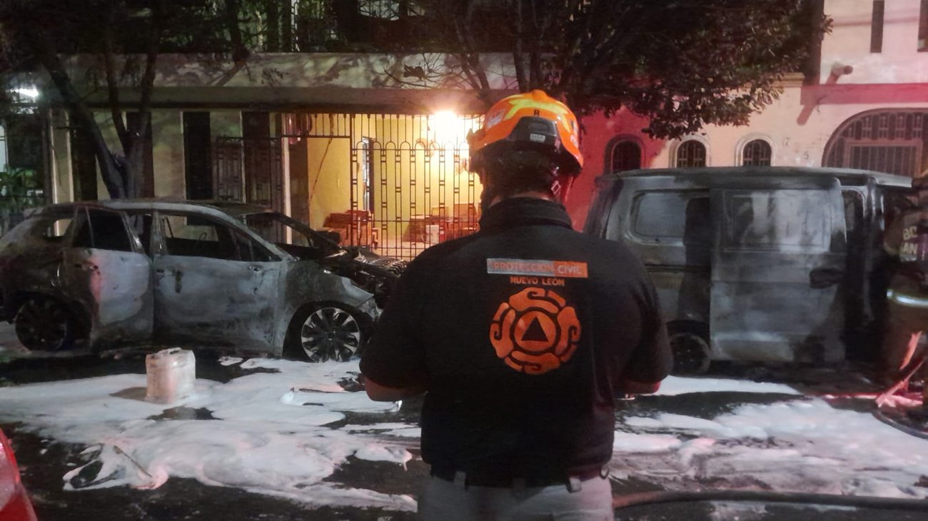 Incendio consume dos autos y deja un lesionado en San Nicolás