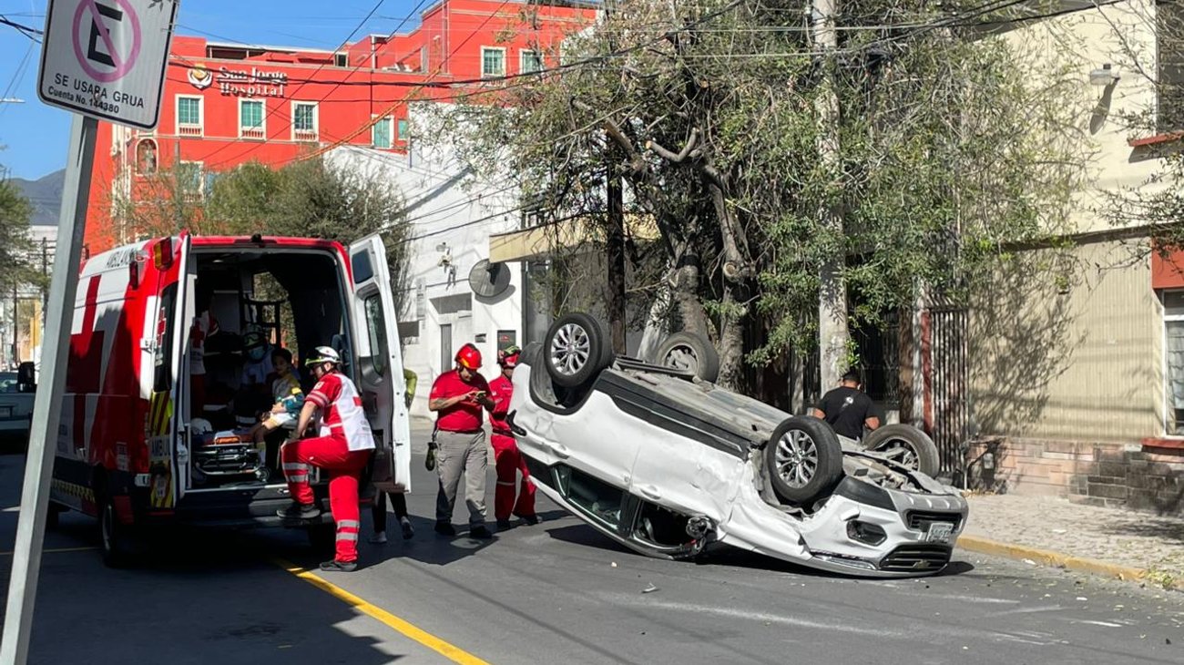 Vuelca camioneta tras pasarse semáforo en rojo en Centro