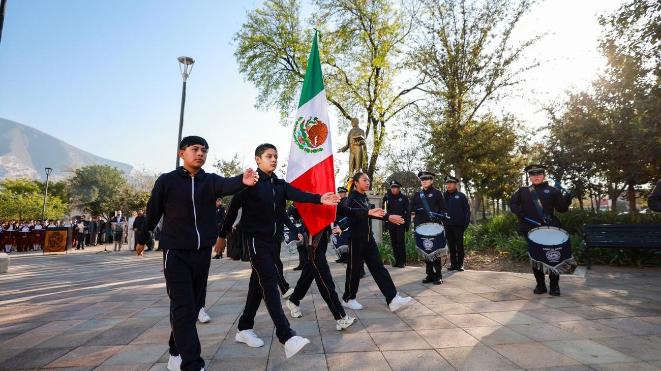 Conmemora San Pedro el Día de la Bandera en Plaza Juárez