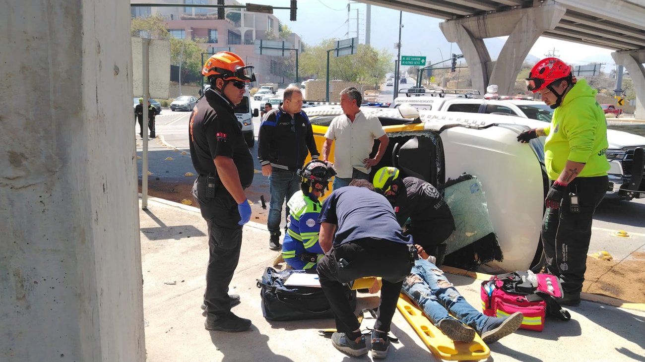 Volcadura de vehículo deja un lesionado en Santa Catarina