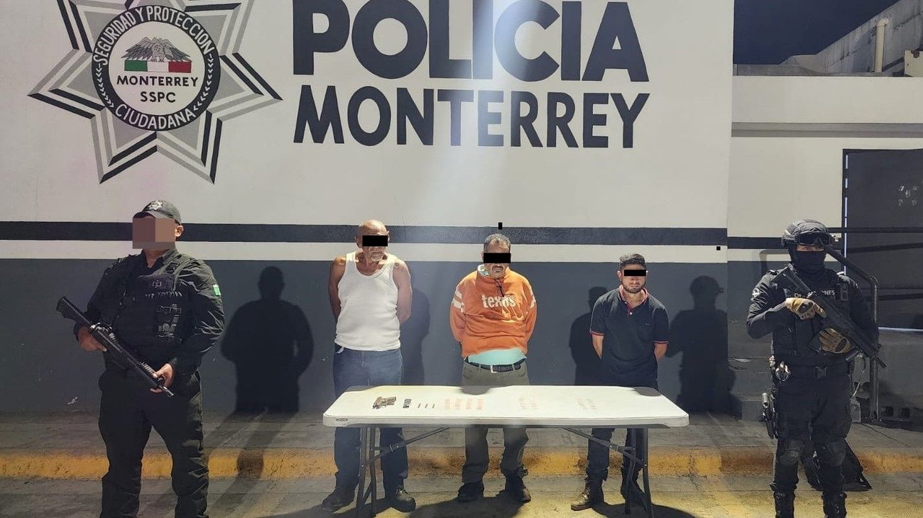 Caen tres hombres armados con droga en el centro de Monterrey