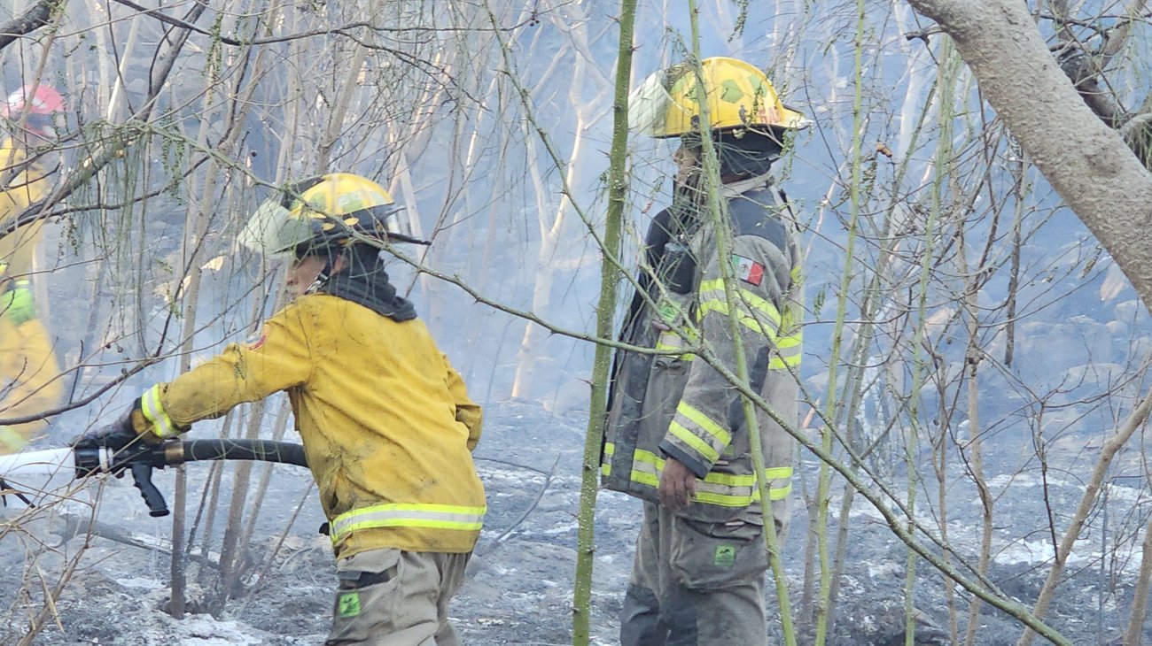 Controlan incendio en el lecho del río Santa Catarina