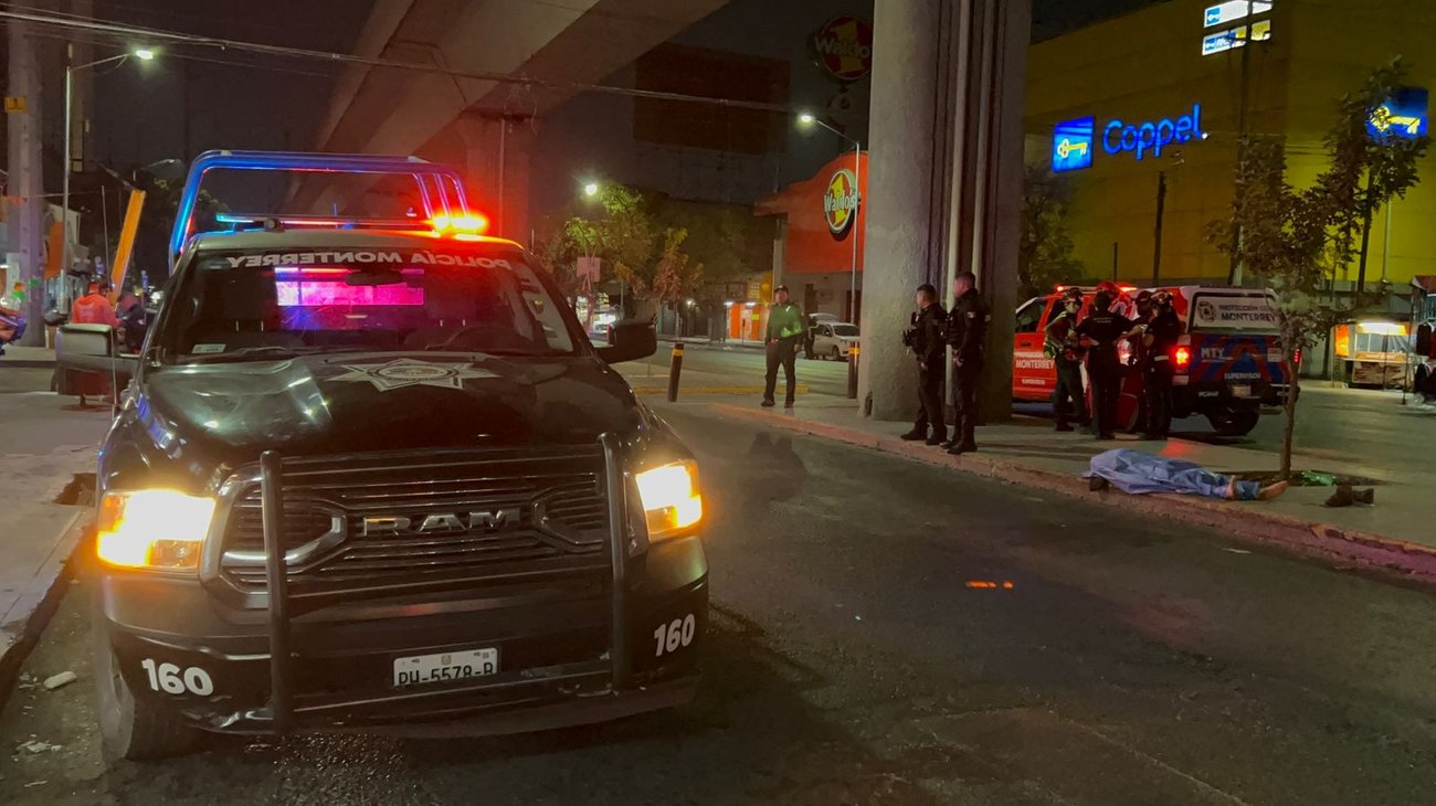 Hombre fallece tras desvanecerse en pleno centro de Monterrey